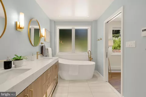 Bath - 4508 28th NW, Washington, DC 20008 photo 3 of 9