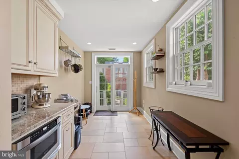Entry Way - 207 10th St SE, Washington, DC 20003 photo 3 of 5