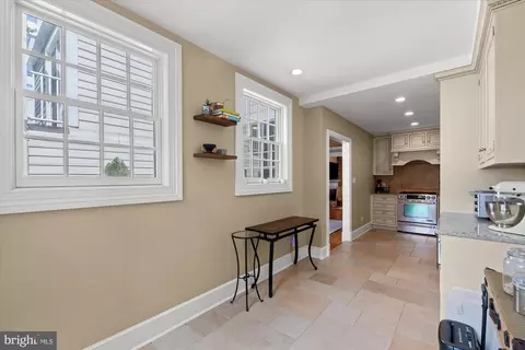 Entry Way - 207 10th St SE, Washington, DC 20003 photo 4 of 5
