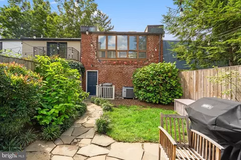 Exterior - 207 10th St SE, Washington, DC 20003 photo 5 of 6