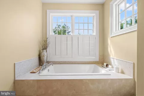 Bath - 207 10th St SE, Washington, DC 20003 photo 3 of 6