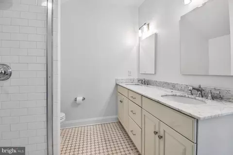 Bath - 1935 Foxview Cir NW, Washington, DC 20007 photo 4 of 5
