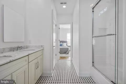 Entry Way - 1935 Foxview Cir NW, Washington, DC 20007 photo 6 of 6