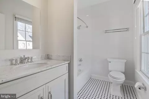 Bath - 1935 Foxview Cir NW, Washington, DC 20007 photo 3 of 5