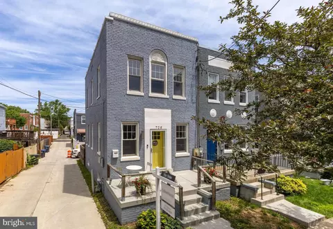 729 Roxboro Pl NW, Washington, DC 20011