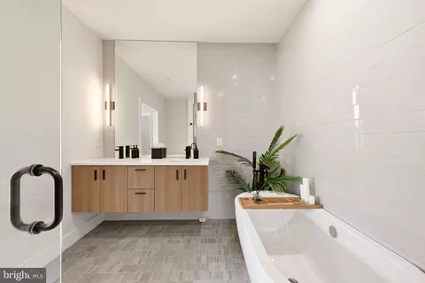 Bath - 320 Webster St NW #2, Washington, DC 20011 photo 3 of 3