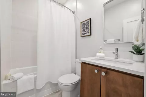 Bath - 16 17th St NE #121, Washington, DC 20002 photo 1 of 4