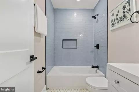 Bath - 1013 17th Pl NE #4, Washington, DC 20002 photo 2 of 4