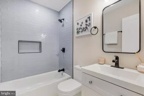 Bath - 1013 17th Pl NE #4, Washington, DC 20002 photo 1 of 4