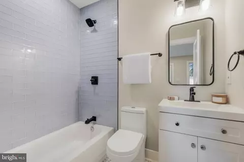 Bath - 1013 17th Pl NE #4, Washington, DC 20002 photo 3 of 4