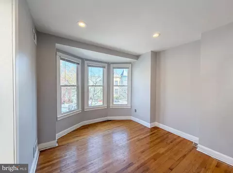 Living - 724 13th St NE, Washington, DC 20002 photo 3 of 4
