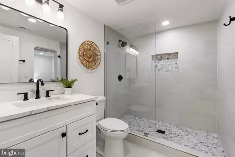 Bath - 307 M St NE, Washington, DC 20002 photo 7 of 8