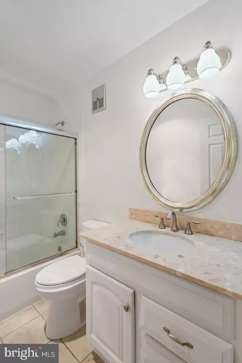 Bath - 3231 Sutton Pl NW #D, Washington, DC 20016 photo 3 of 5