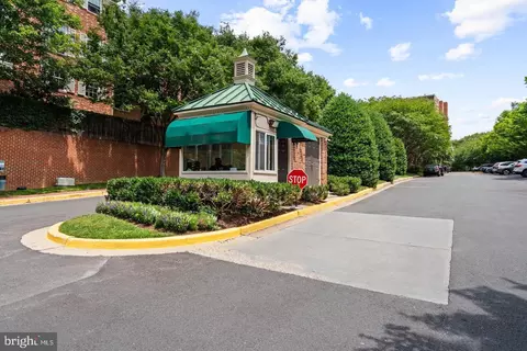 Exterior - 3231 Sutton Pl NW #D, Washington, DC 20016 photo 4 of 7