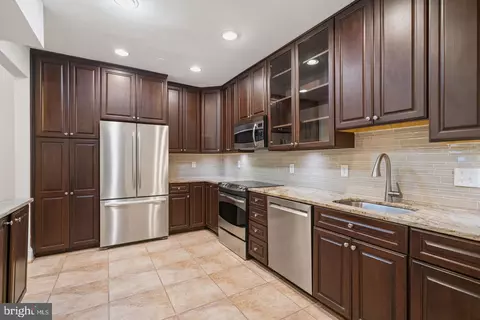 Kitchen - 3231 Sutton Pl NW #D, Washington, DC 20016 photo 3 of 3