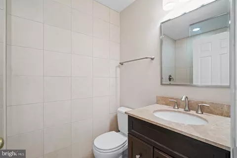 Bath - 3231 Sutton Pl NW #D, Washington, DC 20016 photo 4 of 5