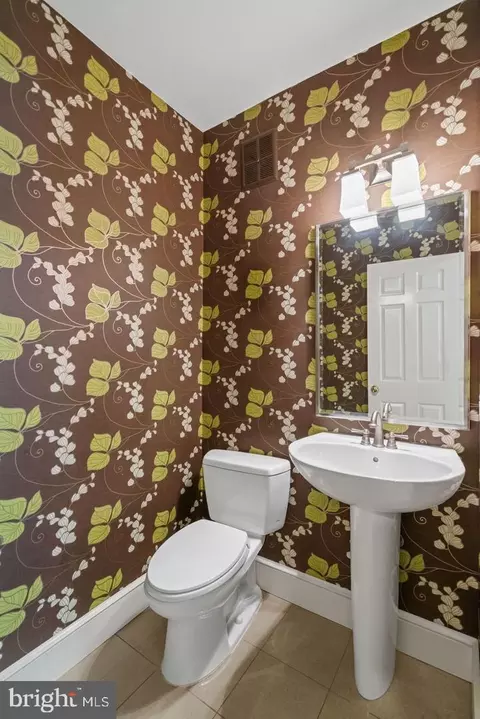 Bath - 3231 Sutton Pl NW #D, Washington, DC 20016 photo 1 of 5