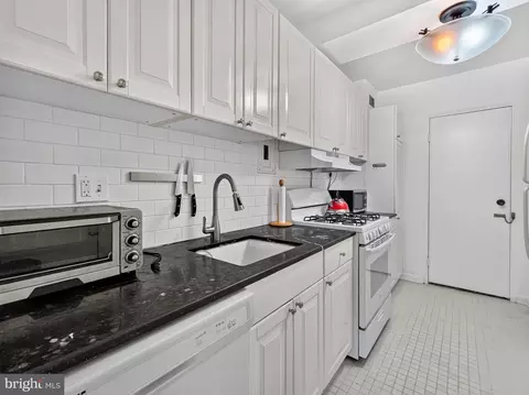 Kitchen - 4201 Cathedral Ave NW #820E, Washington, DC 20016 photo 2 of 2