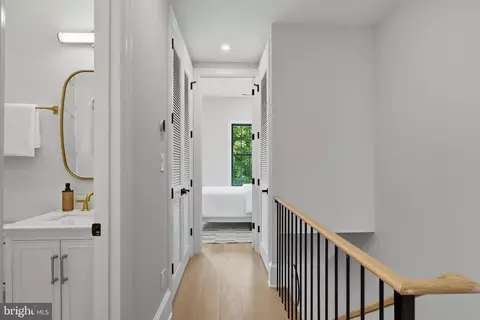 Entry Way - 905 11th St NE, Washington, DC 20002 photo 4 of 6
