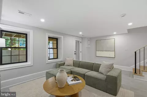 Living - 905 11th St NE, Washington, DC 20002 photo 2 of 2