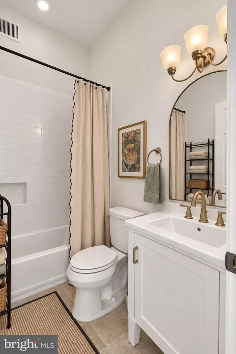 Bath - 251 8th St NE, Washington, DC 20002 photo 3 of 11