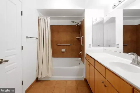 Bath - 616 E Street St NW #721, Washington, DC 20004 photo 2 of 3