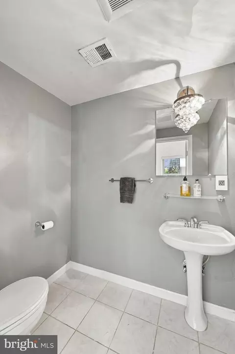 Bath - 616 Pickford Pl NE, Washington, DC 20002 photo 1 of 2