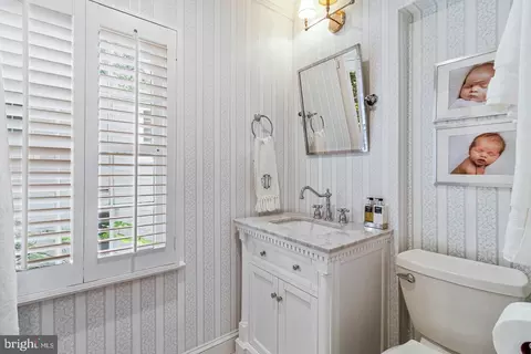 Bath - 4607 Kenmore Dr NW, Washington, DC 20007 photo 9 of 10