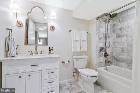 Bath - 4607 Kenmore Dr NW, Washington, DC 20007 photo 7 of 10