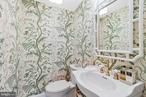 Bath - 4607 Kenmore Dr NW, Washington, DC 20007 photo 2 of 10