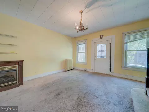 Living - 225 Cromwell Ter NE, Washington, DC 20002 photo 2 of 5