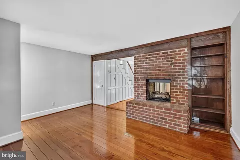 Living - 1225 E St SE, Washington, DC 20003 photo 2 of 3