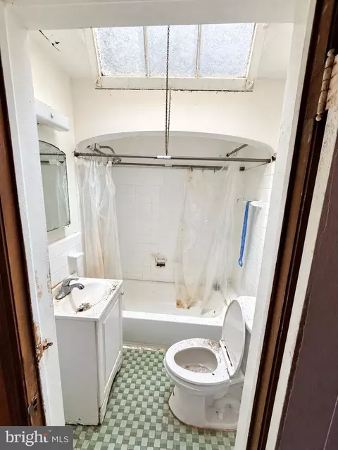 Bath - 926 15th St SE, Washington, DC 20003 photo 1 of 1