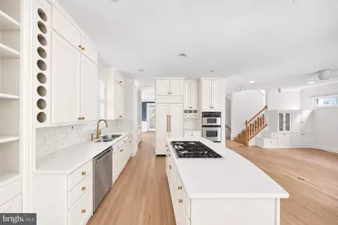 Kitchen - 5000 Macarthur Ct NW, Washington, DC 20016 photo 4 of 6