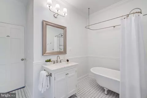 Bath - 822 7th St NE #2, Washington, DC 20002 photo 1 of 3