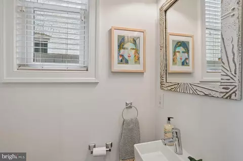 Bath - 914 C St NE, Washington, DC 20002 photo 1 of 4