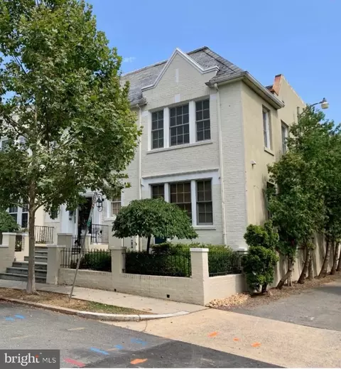 Exterior - 3520 W Pl Nw NW #202, Washington, DC 20007 photo 3 of 5