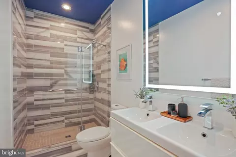 Bath - 1716 NE 3rd St NE #B, Washington, DC 20002 photo 2 of 3