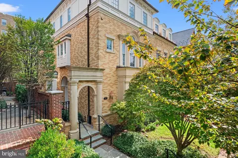 2995 38th St NW, Washington, DC 20016