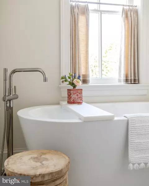 Bath - 2733 P St NW, Washington, DC 20007 photo 3 of 6