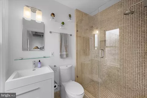 Bath - 1508 R St NW #2, Washington, DC 20009 photo 1 of 2