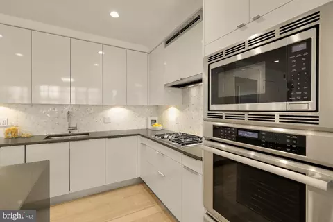 Kitchen - 45 Sutton Sq SW #906, Washington, DC 20024 photo 3 of 4