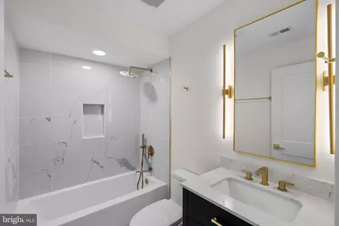 Bath - 220 V St NE, Washington, DC 20002 photo 4 of 5