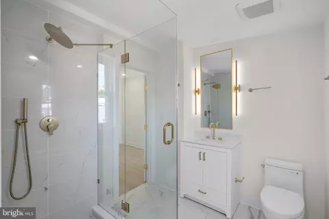 Bath - 220 V St NE, Washington, DC 20002 photo 2 of 5