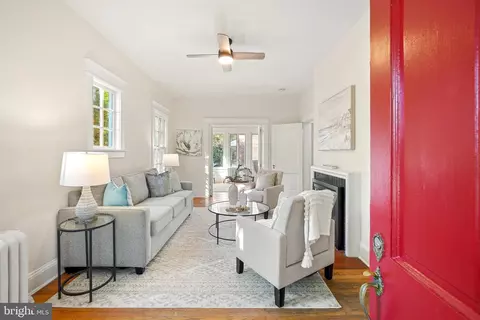 4323 Fessenden St NW, Washington, DC 20016