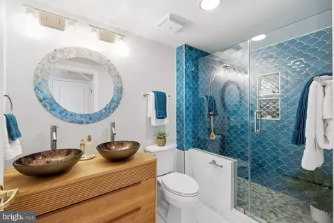 Bath - 616 E Street St NW #1151, Washington, DC 20004 photo 3 of 6