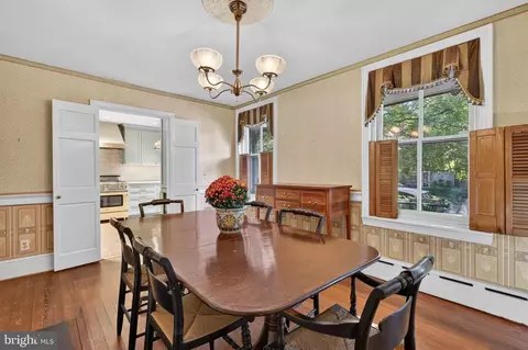 Dining - 154 11th St SE, Washington, DC 20003 photo 2 of 4