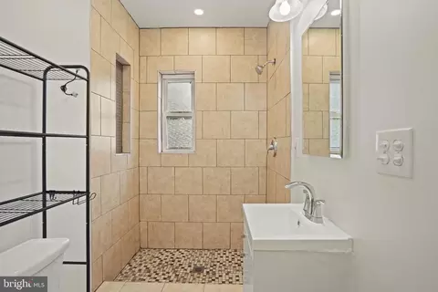 Bath - 28 35th St NE, Washington, DC 20019 photo 2 of 3