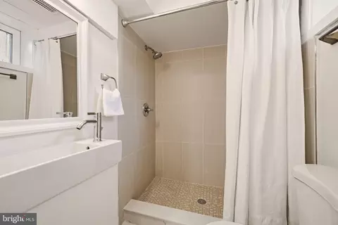 Bath - 686 Oglethorpe St NE, Washington, DC 20011 photo 5 of 5