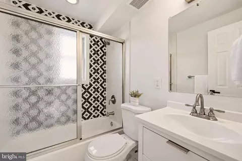 Bath - 686 Oglethorpe St NE, Washington, DC 20011 photo 4 of 5